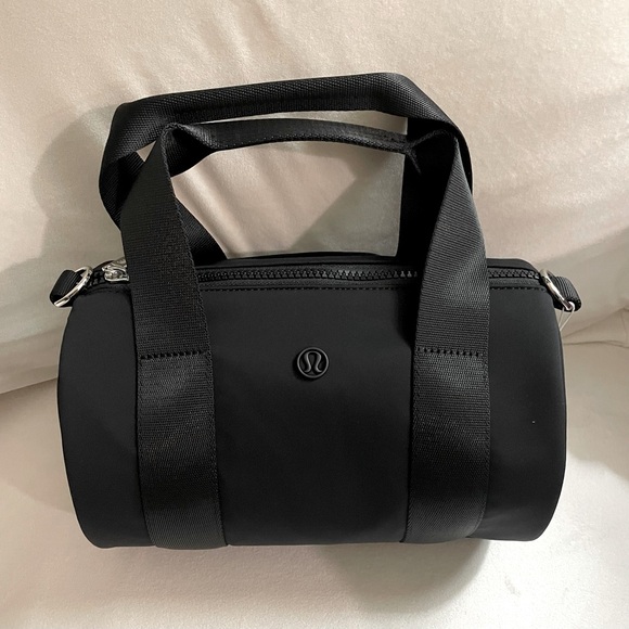 Lululemon NWT Knit Nylon Mini Barrel Duffle Crossbody Bag 5L Black - Picture 5 of 11